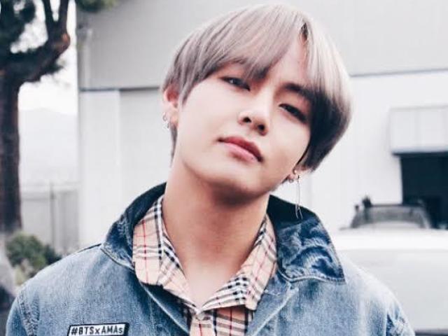 V >.<