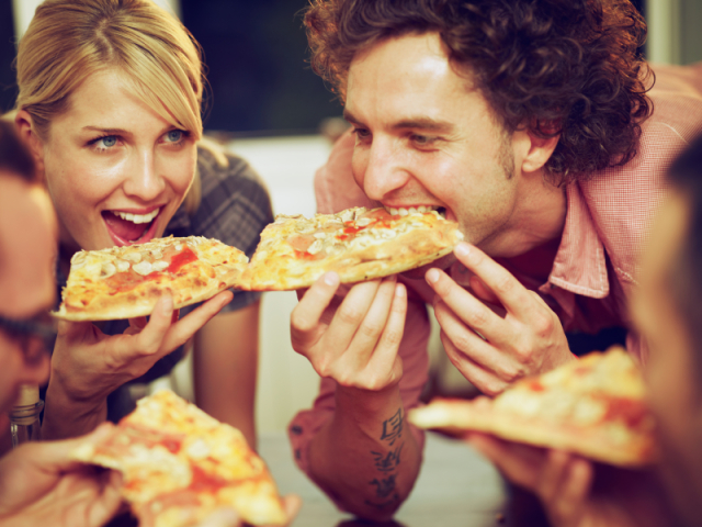 Gente branca comendo pizza