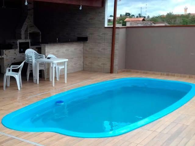 Uma pequena piscina.Ideal para as crianças e famílias, nos dias de churrasquinho