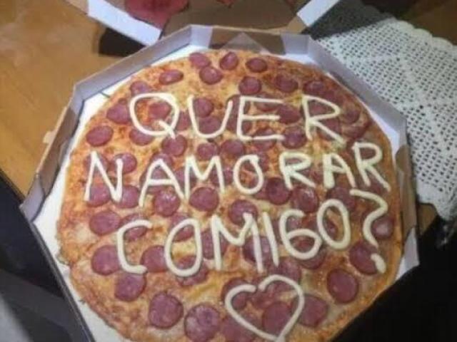 Uma pizza.