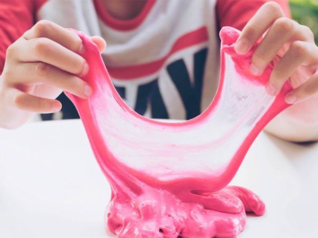 Depois coloque neste pote um pouco de corante ou tinta para dar a cor na sua slime