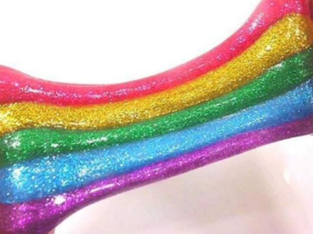Misture a cola com o corante ou a tinta e depois coloque um pouco de sabão liquido de lavar roupas