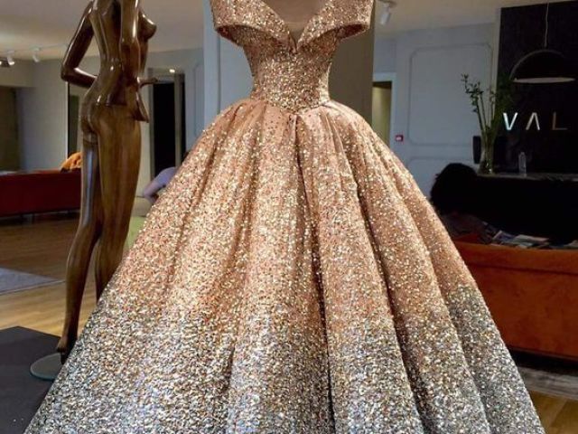 Vestido rodado dourado com ponta prata