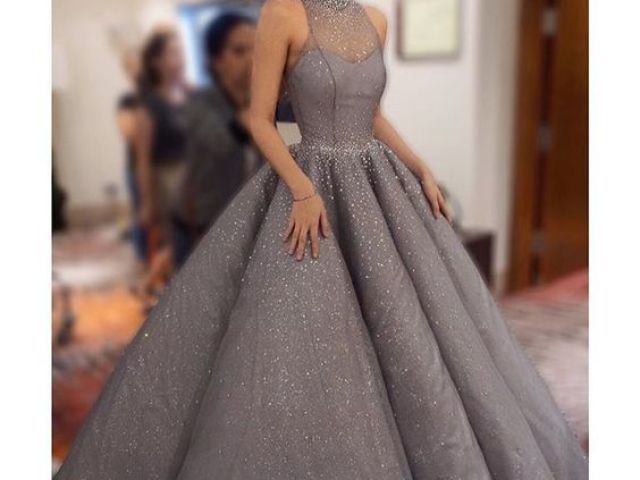 Vestido cinza com pedras brilhantes