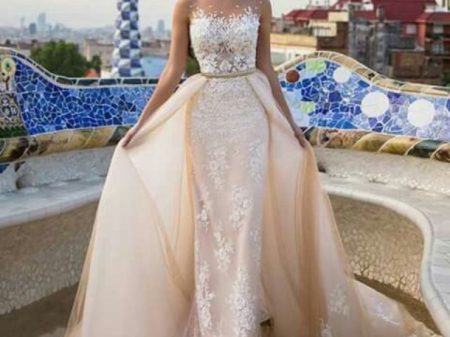 Vestido Branco com detalhes de flores