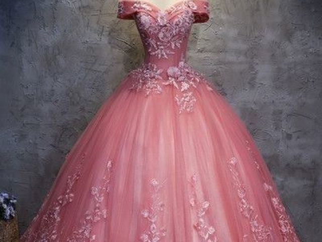 Vestido rosa salmão com detalhes de flores