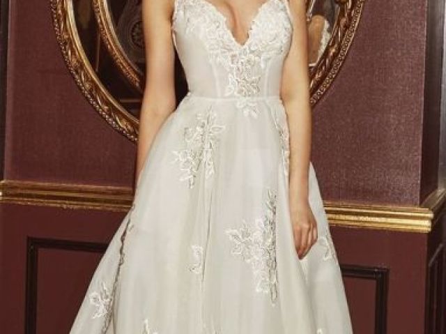 Vestido simples com decote em V com alguns detalhes de flores