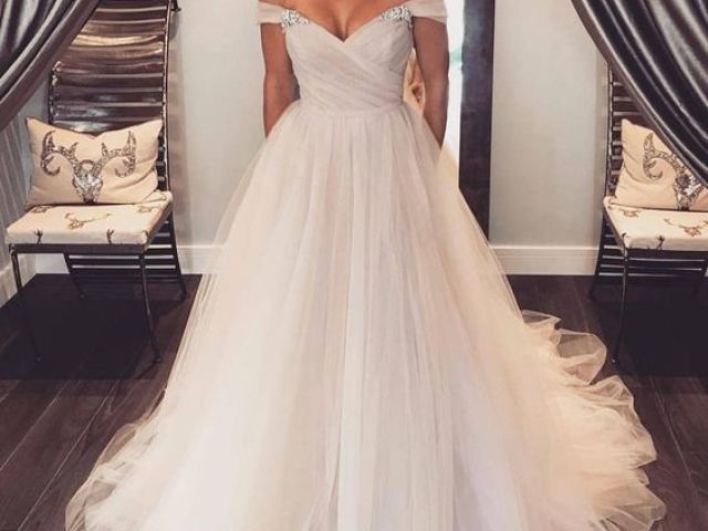 Vestido simples com alças caídas