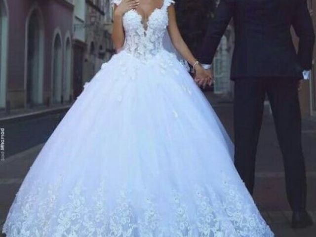 Vestido rodado com decote V e com detalhes de flores na ponta e no bustie