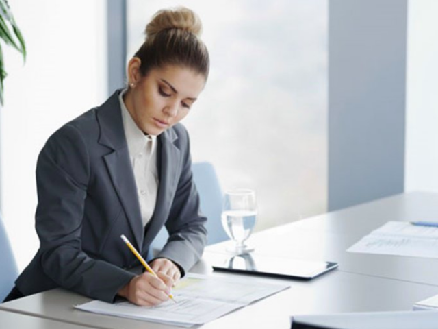 MUJERES SOLO SIRVEN PARA TRABAJAR ADENTRO DE CASA