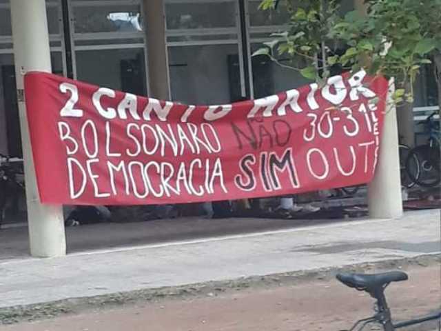 A pessoa que coloca faixas relacionadas a candidatos das eleições presidenciais, mesmo sabendo que você não está concorrendo à presidência.