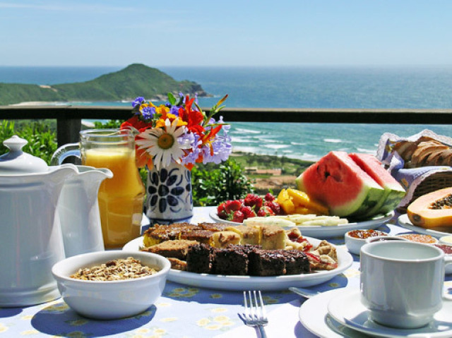 num café com vista para o mar