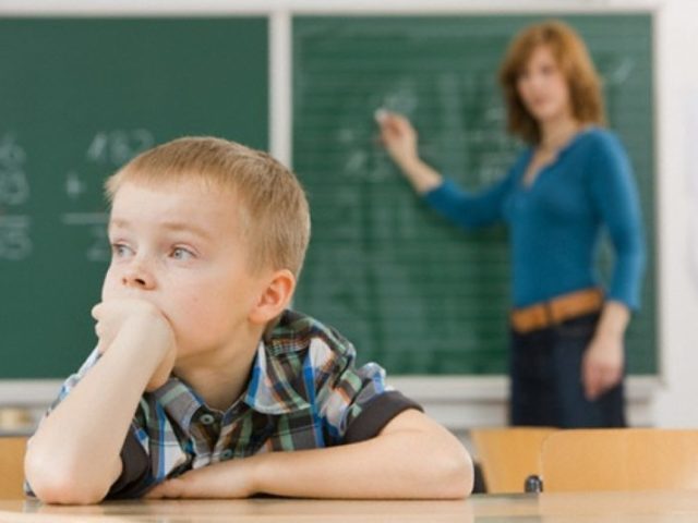 Bem, parece que alguém foi com a cara de Descartes mas mesmo assim não consegue para de se distrair na aula, não é mesmo ?
