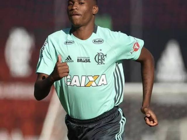 Jogador raiz
Camisa dentro do calcao e chuteira preta