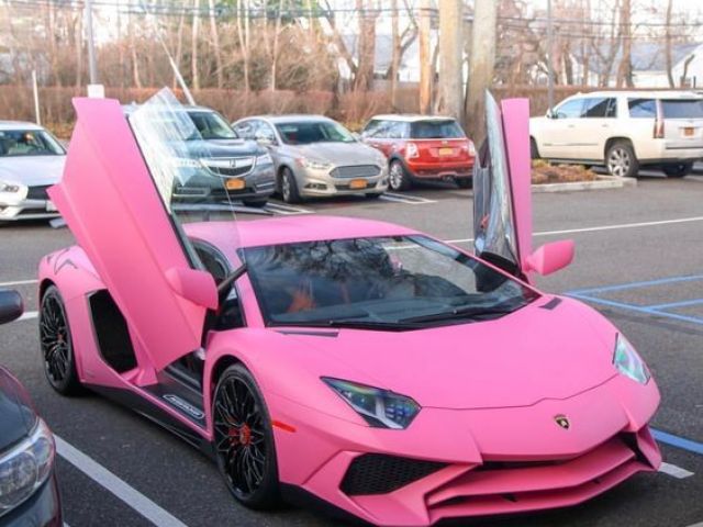 Lamborghini Aventador rosa