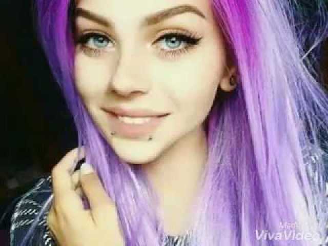 Menina cabelo violeta sempre pronta pra tudo ñ é facil de comvenser ta nem ai pro que os outros acham dela o que importa é oque ela quer