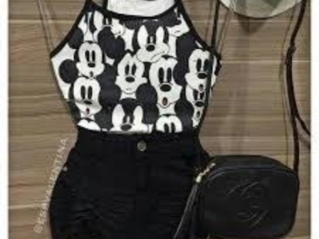 Essa roupa uma camiseta do Mickey Mouse com short preto e uma blusa e tênis preto