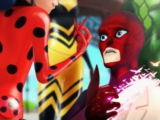 Usa a ferroada da Queen B e captura o Miraculous de Mayura e Hawk Moth e o Akuma de Catalyst
