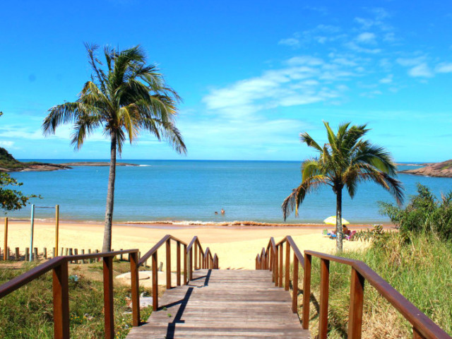 praia em um lugar movimentado