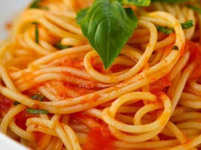 Comida/Macarrao com molho de tomate e queijo ou outras