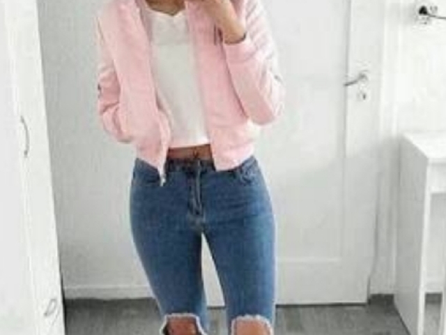 Uma blusa branca, com uma jaqueta rosa e uma falsa jeans rasgada