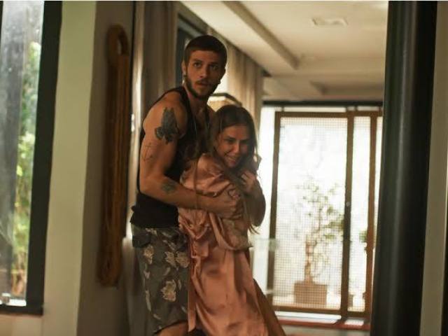 Laureta mais Ăcaro a protegeu de Karola