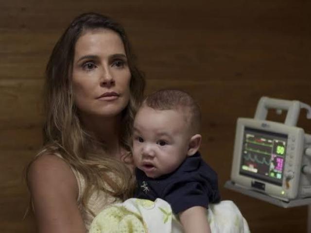 Por que Karola queria que seu filho fosse o unico herdeiro da familia Falcão mais ela não podia engravidar.