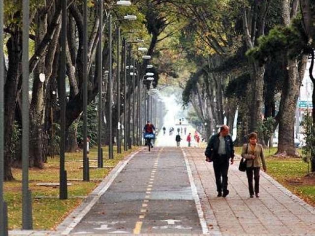 Ao parque, para andar e conversar sobre a vida e se conhecerem melhor