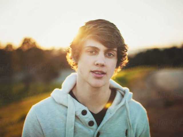 Menino entre 16 a 20 anos