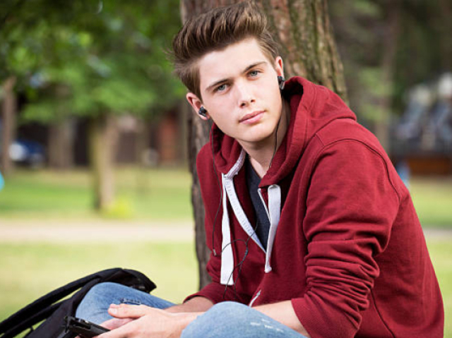 Homem entre 21 a 25 anos