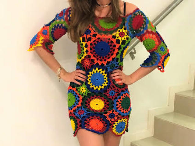 Um vestido ou uma blusinha colorida, sempre combina comigo 😊