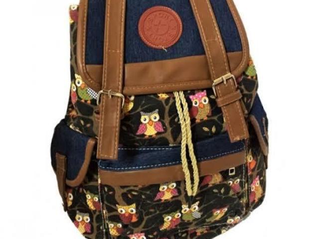 Uma mochila bonita,simples com chaveiros;