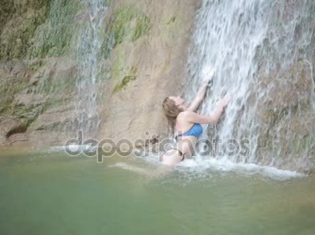 Tomar um banho de cachoeira