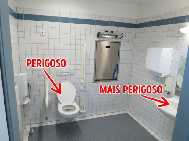 Cagar em banheiro público