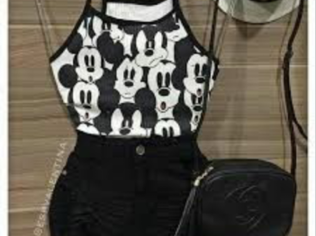 Um short preto e uma blusa do Mickey e uma bolsa preta