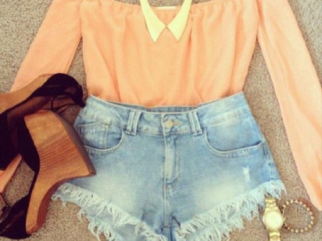 Um short dinz simples e uma blusa beje