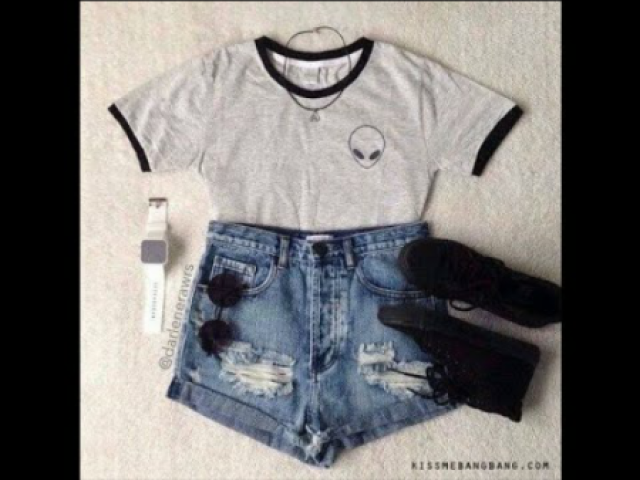 Um short dinz com uma blusa cinza de ET