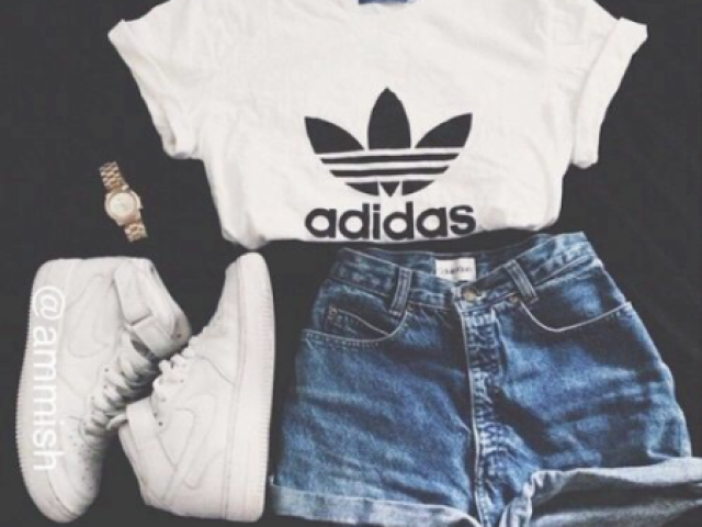 Uma blusa branca da Adidas um short dinz e um tênis branco