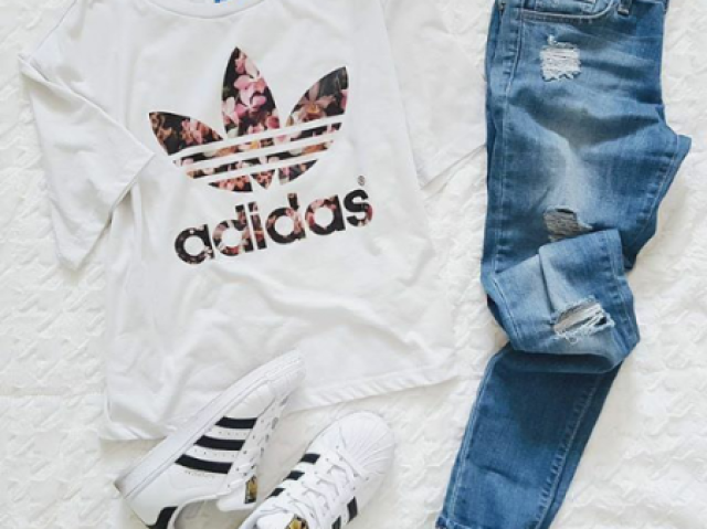 Uma calça dinz uma blusa da Adidas e um tênis branco