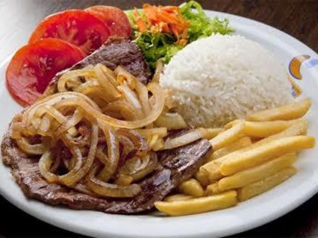 Arroz, feijão, bife e batata frita