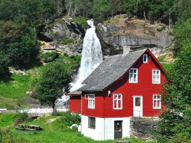 Ao lado da cachoeira