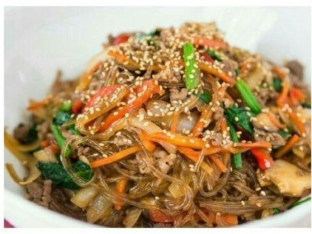 Japchae e qualquer tipo de carne!