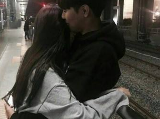 -S/n: Não!
-S/r: Sério? *(Triste)*
-S/n: Claro que não bobo! Eu vou com você. *(O abraça)*
-S/r: Eu te pego às 7.
