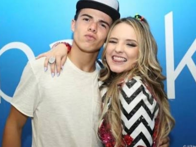 Larissa manoela com tomaz costa