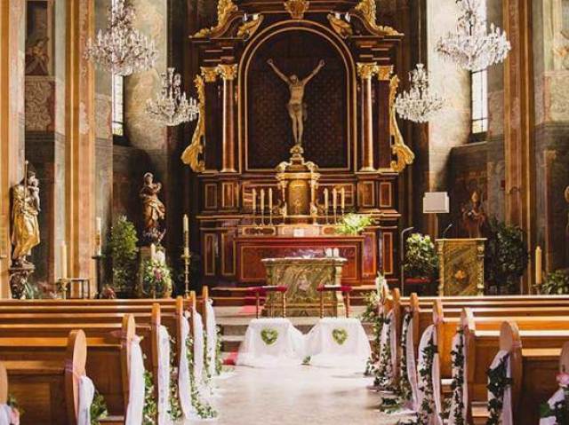 A igreja ficou super enfeitada, com tapete vermelho, flores, bancos decorados e velas. A festa foi ainda mais decorada e teve um DJ que animou o povo até de madrugada.