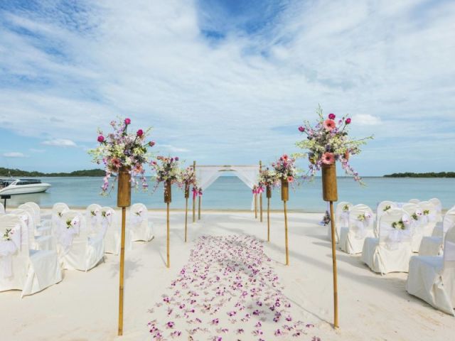 O casamento foi simples e na praia, com apenas algumas flores de decoração. A festa também foi igualmente simples, e o melhor buffet foi contratado. Uma banda local também tocou para os convidados.