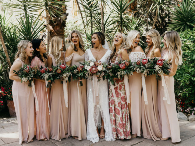 O casamento foi bonito e organizado, com entrada dos padrinhos de roupas combinando e tudo mais. A festa também foi bem organizada, mas terminou cedo porque o casal queria viajar logo.