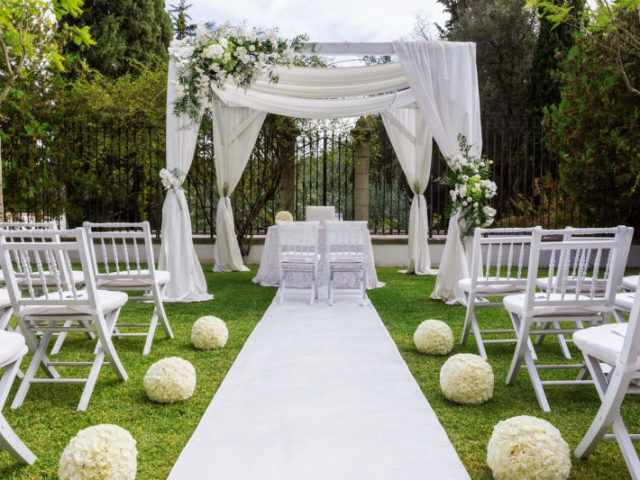 O casamento foi simples, tanto que não precisou de muita decoração. Não houve festa no final.