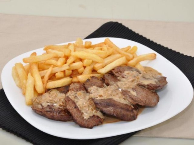 Bife com batata frita