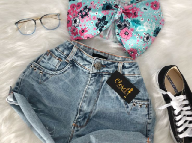 Short com um cropped e um tênis